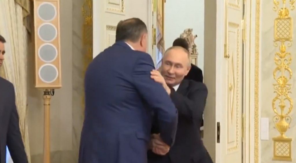 &lt;p&gt;Dodik pokušava poljubiti Putina&lt;/p&gt;
