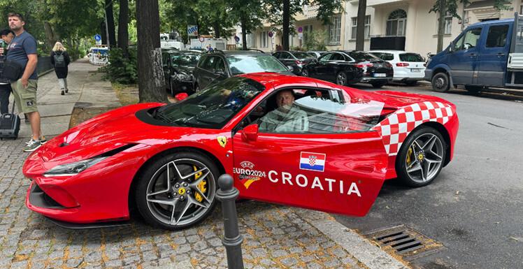<div>Hrvatski navijač do Berlina došao Ferrarijem s kockicama: 