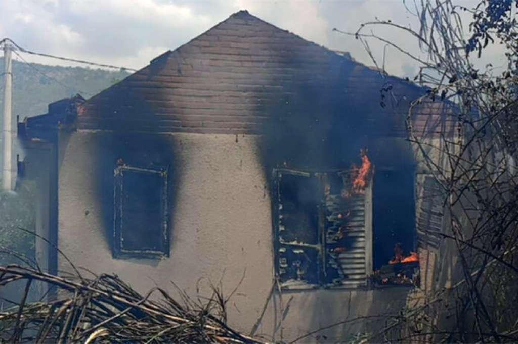 &lt;p&gt;U požaru u Čapljini jedna kuća u potpunosti izgorjela, druga spašena&lt;/p&gt;