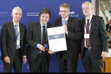 &lt;p&gt;Upravni odbor Društva Hayek s argentinskim predsjednikom Javierom Mileijem: (s lijeva na desno): Gerhard Papke, Javier Milei, Stefan Kooths, Carlos A. Gebauer&lt;/p&gt;