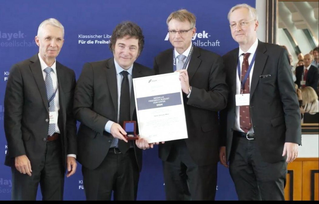&lt;p&gt;Upravni odbor Društva Hayek s argentinskim predsjednikom Javierom Mileijem: (s lijeva na desno): Gerhard Papke, Javier Milei, Stefan Kooths, Carlos A. Gebauer&lt;/p&gt;