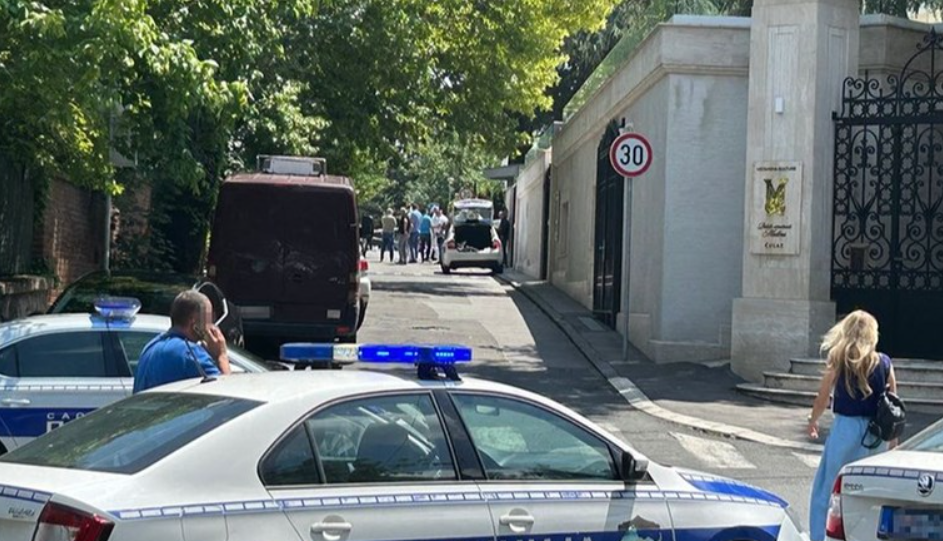 Samostrelom pogodio policajca ispred izraelskog veleposlanstva u Beogradu, policajac ga ubio