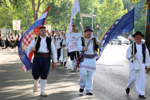 &lt;p&gt;MOSTAR, 30. lipnja (FENA) – Državna smotra izvornog folklora Hrvata u BiH održana je u nedjelju u Mostaru, a posjetitelji su imali priliku uživati u raskoši izvornih nošnji, plesova, glazbe i običaja koje čuvaju hrvatska kulturno-umjetnička društva od Save do mora. (Foto FENA/Branka Soldo)&lt;/p&gt;