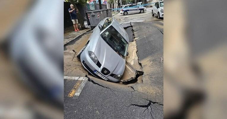 Auto propao u asfalt u Beogradu