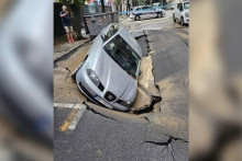 &lt;p&gt;Auto propao u asfalt u Beogradu&lt;/p&gt;