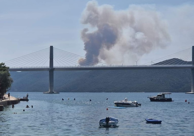 Veliki požar na Pelješcu gasi 85 vatrogasaca i četiri kanadera