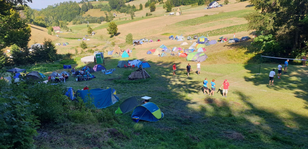 &lt;p&gt;Nekoliko stotina planinara iz oko 120 udruga, članica Planinarskog saveza Federacije BiH, okupilo se u subotu na planini Pogorelica kod Fojnice, na godišnjem sletu planinara Federacije BiH.&lt;/p&gt;