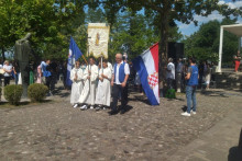 &lt;p&gt;ŠIROKI BRIJEG/MEĐUGORJE, 15. kolovoza (FENA) - Katolici u BiH, ali i diljem svijeta, danas, 15. kolovoza, slave blagdan Velike Gospe, blagdan Uznesenja Blažene Djevice Marije, Isusove majke, na nebo, a tisuće vjernika, kako stranih tako i domaćih hodočaste na marijanska svetišta.&lt;/p&gt;