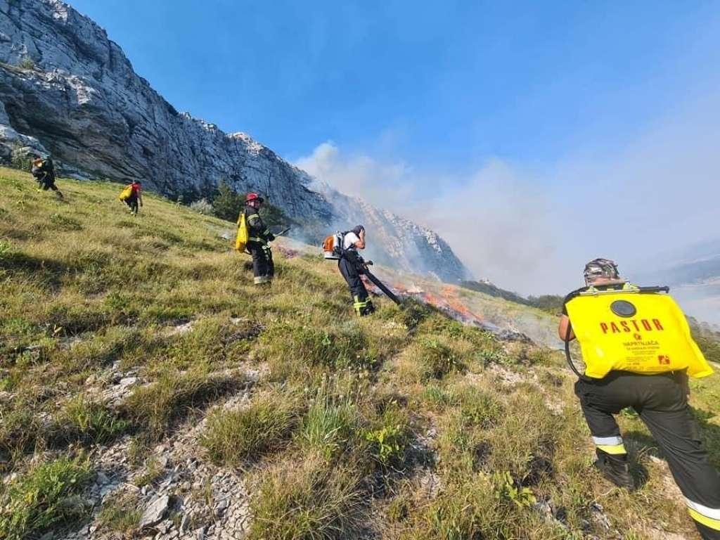 Trojica Ukrajinaca osumnjičena za požar plovila u Medulinu