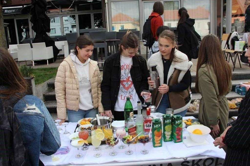 &lt;p&gt;LIVNO, 18. rujna (FENA) – Treći po redu Sajam prehrambeno-poljoprivrednih proizvoda, obrta, tradicionalnih zanata i turizma ‘‘Agro - tour Livno 2024.‘‘ okupio je u srijedu u Livnu 22 izlagača, s područja Livna i ostalih mjesta u BiH, koji su predstavili svoje proizvode i usluge.(Foto FENA/Mario Loncar)&lt;/p&gt;