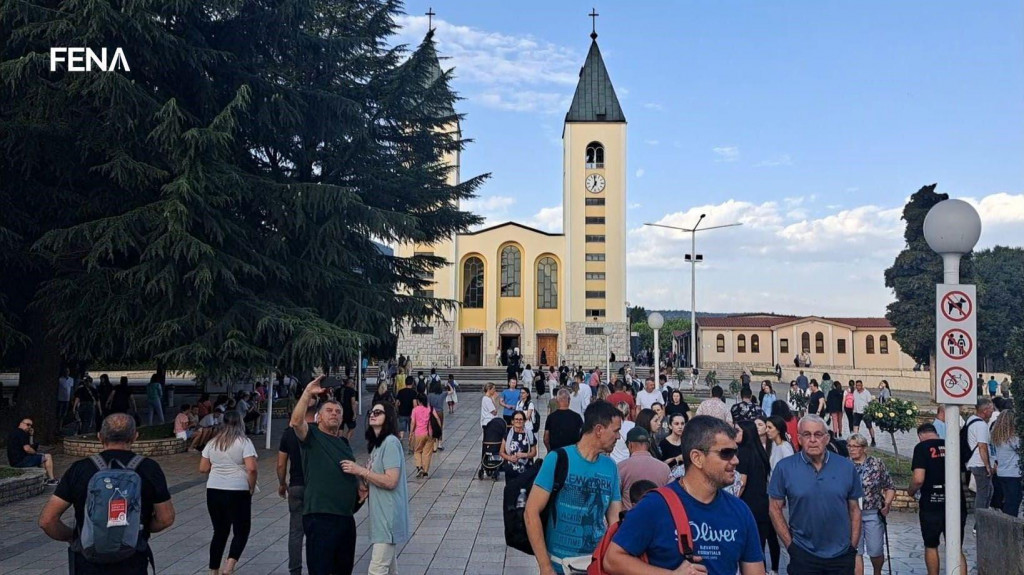 &lt;p&gt;ŠIROKI BRIJEG/MEĐUGORJE, 15. kolovoza (FENA) - Katolici u BiH, ali i diljem svijeta, danas, 15. kolovoza, slave blagdan Velike Gospe, blagdan Uznesenja Blažene Djevice Marije, Isusove majke, na nebo, a tisuće vjernika, kako stranih tako i domaćih hodočaste na marijanska svetišta.&lt;/p&gt;