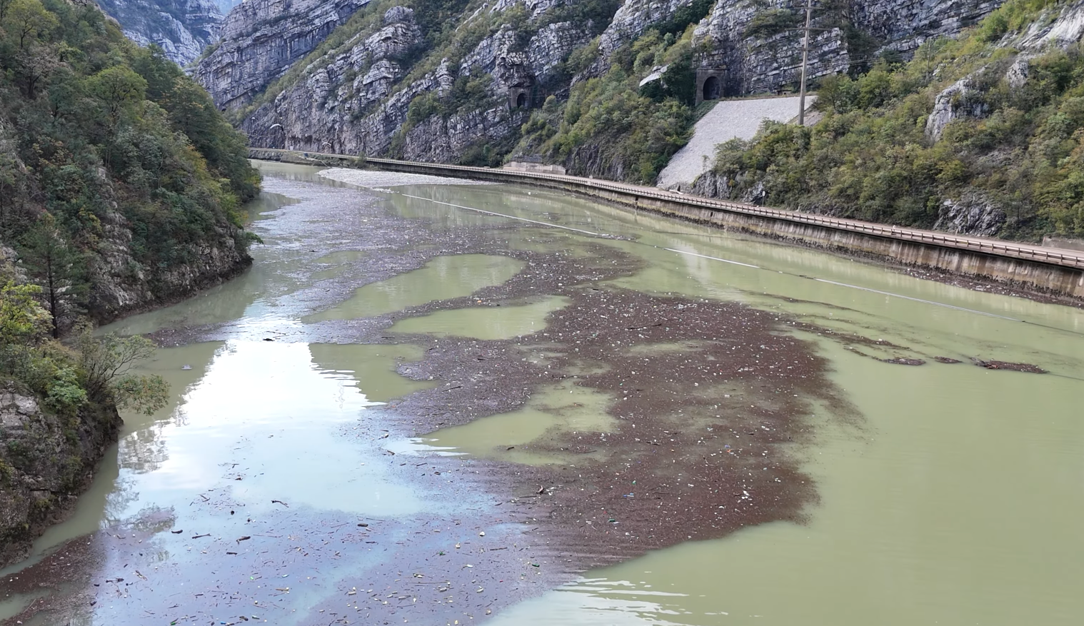 Neretva izgleda neprepoznatljivo: Tone smeća plivaju u njoj i prijeti ekološka katastrofa