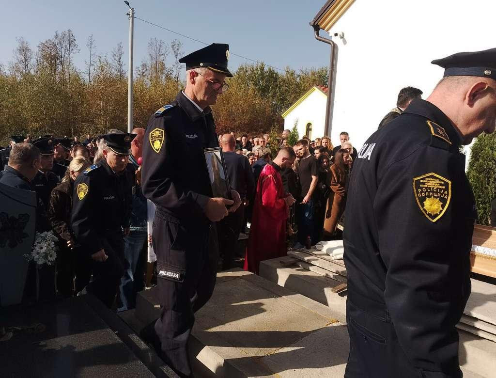 &lt;p&gt;Sahranjen policajac ubijen u terorističkom napadu u Bosanskoj Krupi&lt;/p&gt;