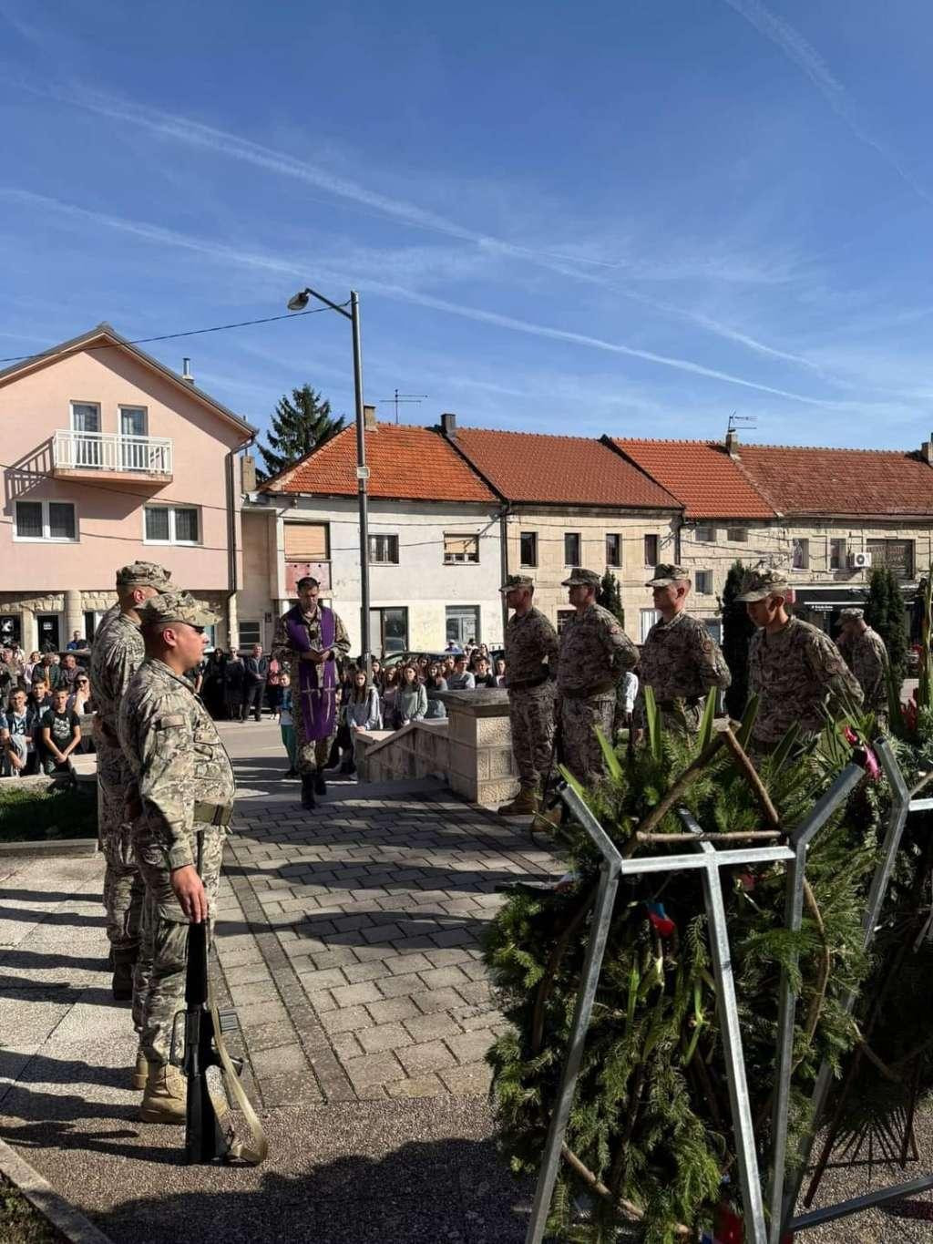 &lt;p&gt;U Tomislavgradu položeni vijenci i služena sveta misa za hrvatske branitelje&lt;/p&gt;