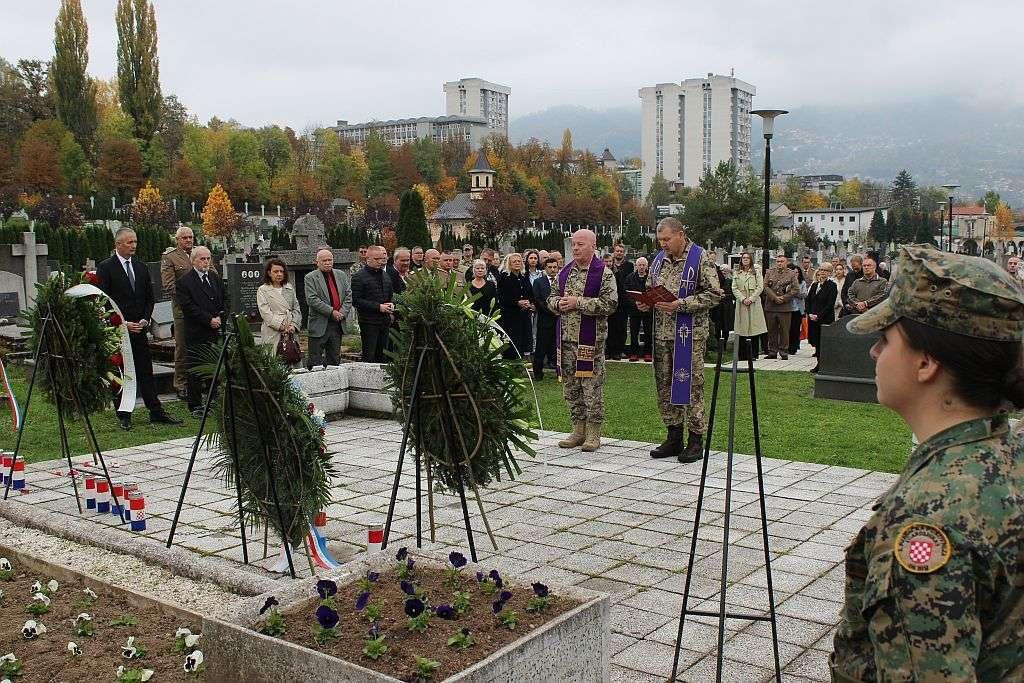 &lt;p&gt;U Sarajevu položeni vijenci i upaljene svijeće u čast poginulim i nestalim braniteljima HVO-a&lt;/p&gt;