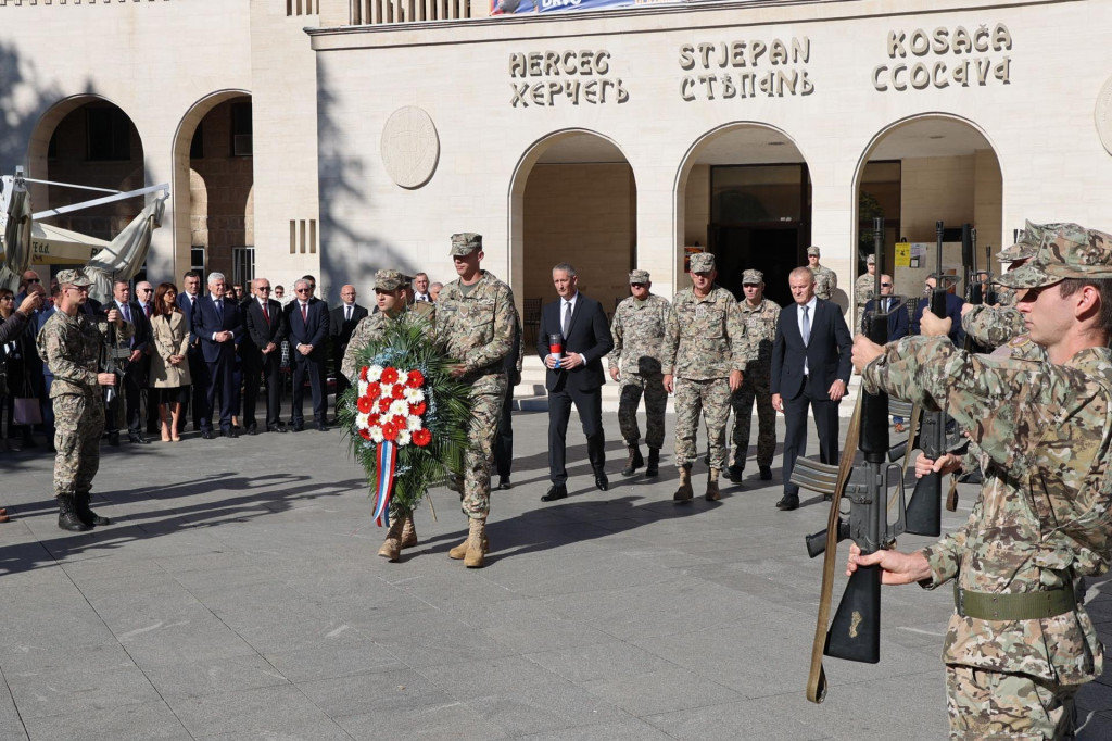 &lt;p&gt;MOSTAR, 31. listopada (FENA) - Polaganjem vijenaca i paljenjem svijeća kod spomenika hrvatskim braniteljima ispred Hrvatskog doma hercega Stjepana Kosače u Mostaru je obilježen blagdan Svih svetih i Dušni dan. (Foto FENA/ES)&lt;/p&gt;