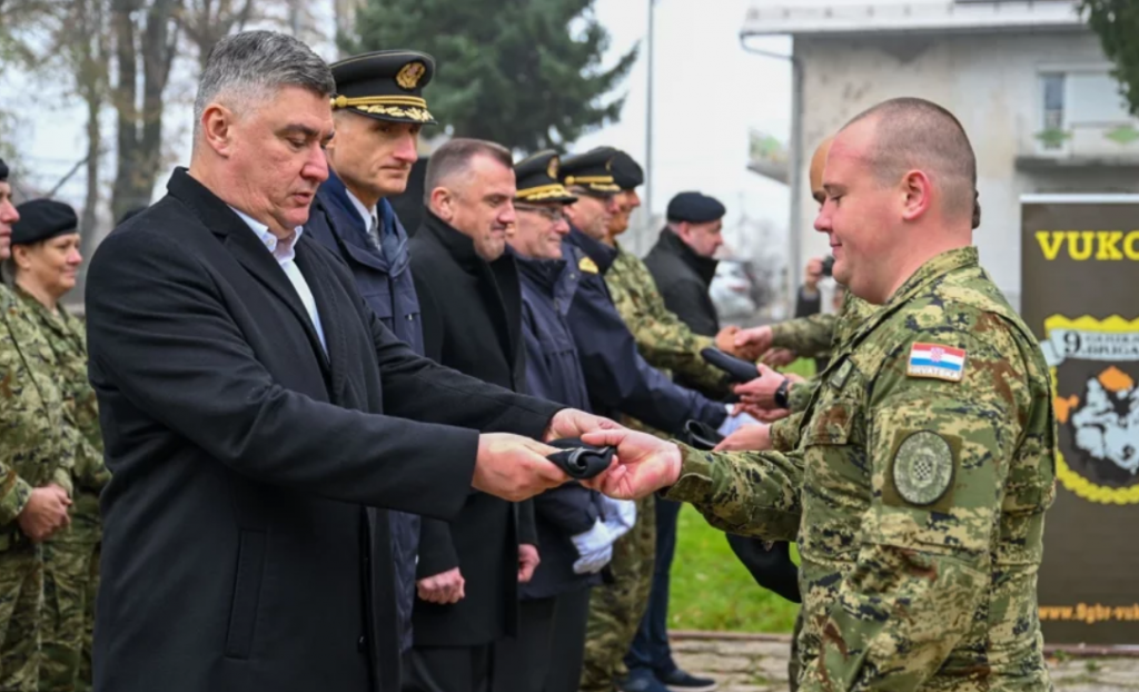 &lt;p&gt;Milanović na obilježavanju 32. obljetnice ustrojavanja 9. gardijske brigade”Vukovi” i Dana Motorizirane bojne ”Vukovi” Gardijske mehanizirane brigade&lt;/p&gt;