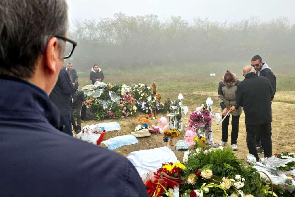 &lt;p&gt;Vučić na grobovima poginulih u Novom Sadu&lt;/p&gt;